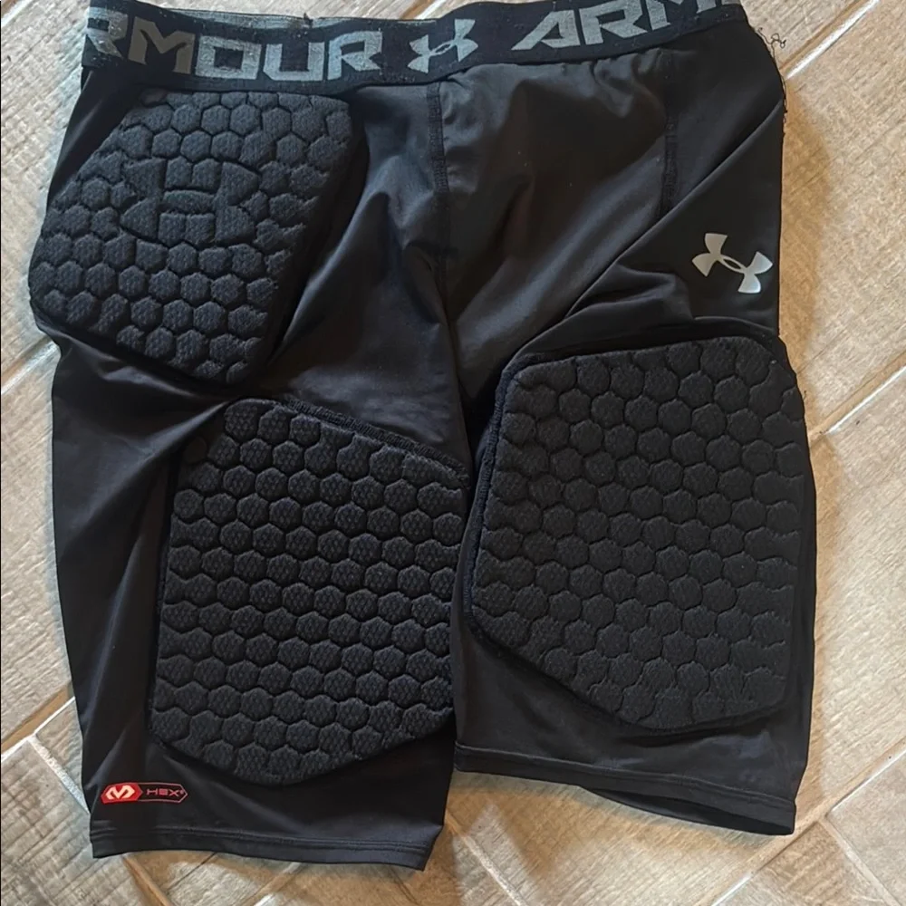 Under Armour Men's Black Athletic Shorts Padded - Picture 4 of 4
